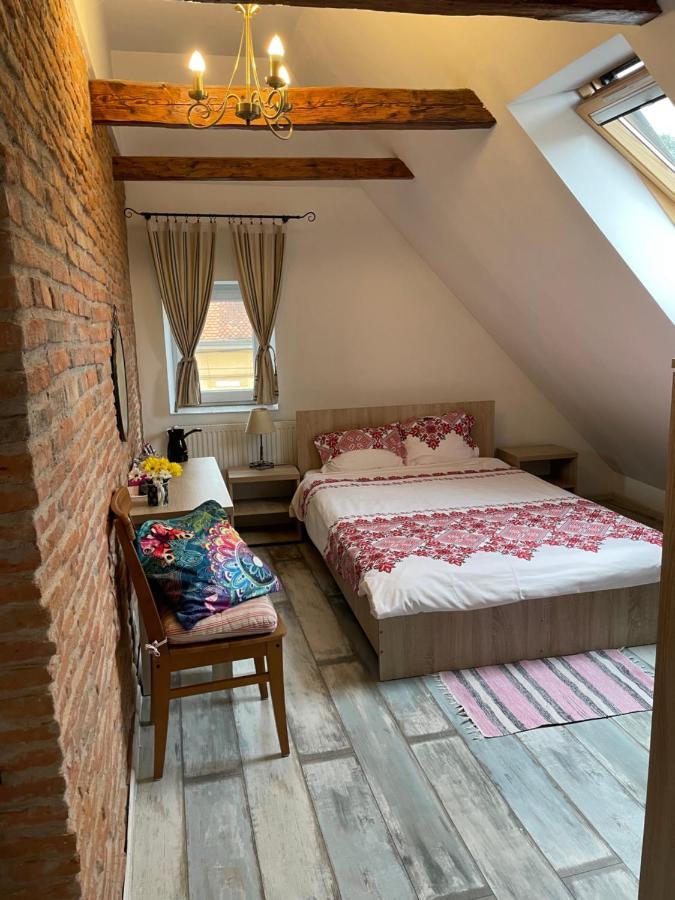 Blue House Hotel Braşov Buitenkant foto